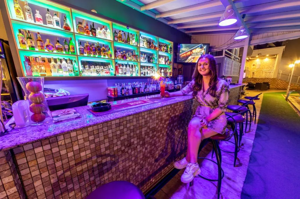 Bar, Club Ako Apart, Dalaman