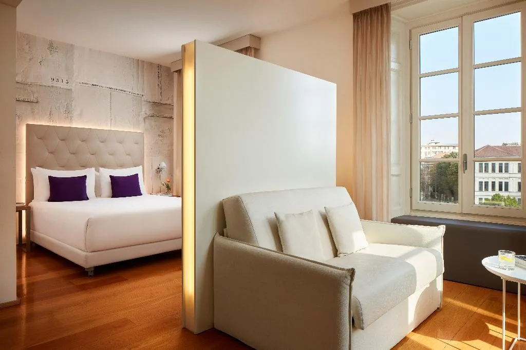 JUNIOR SUITE STANDARD Room, Avani Palazzo Moscova Milan Hotel, Milan