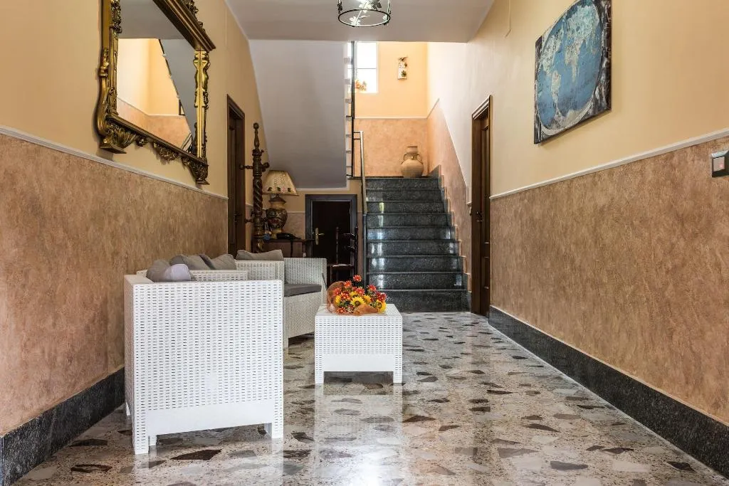 Lobby, La Mortella, Naples