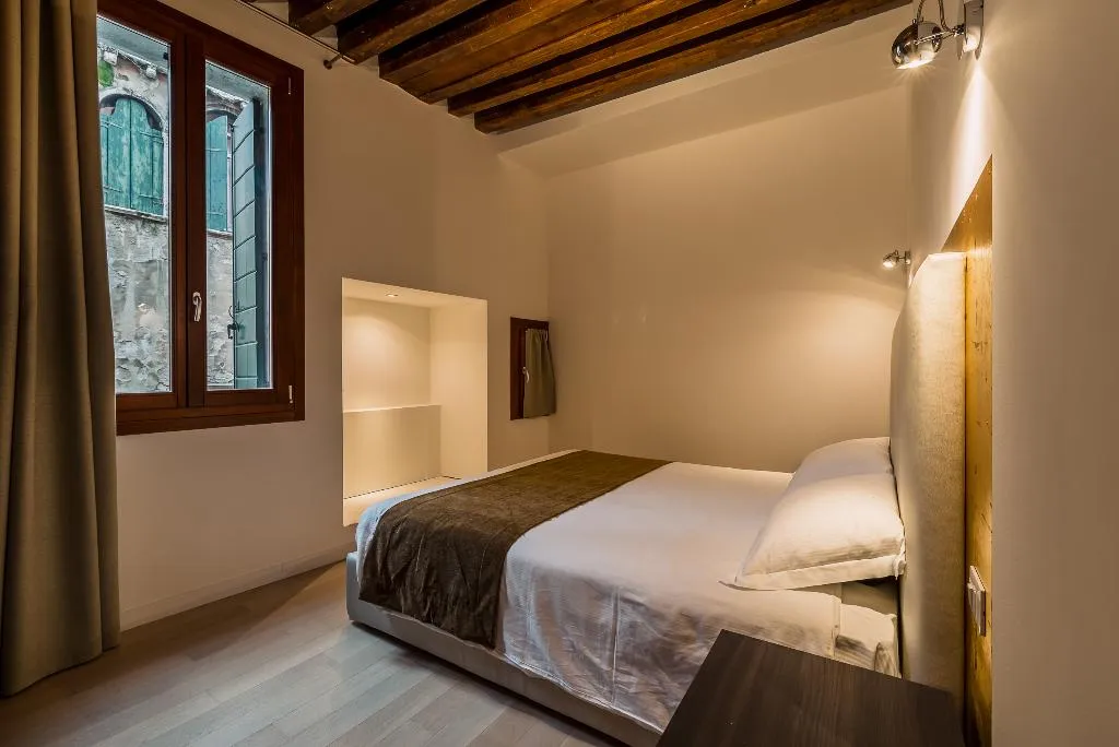APARTMENT CAPACITY 4 TWO BEDROOMS Room, Charming Palace Corte Del Teatro, Venice