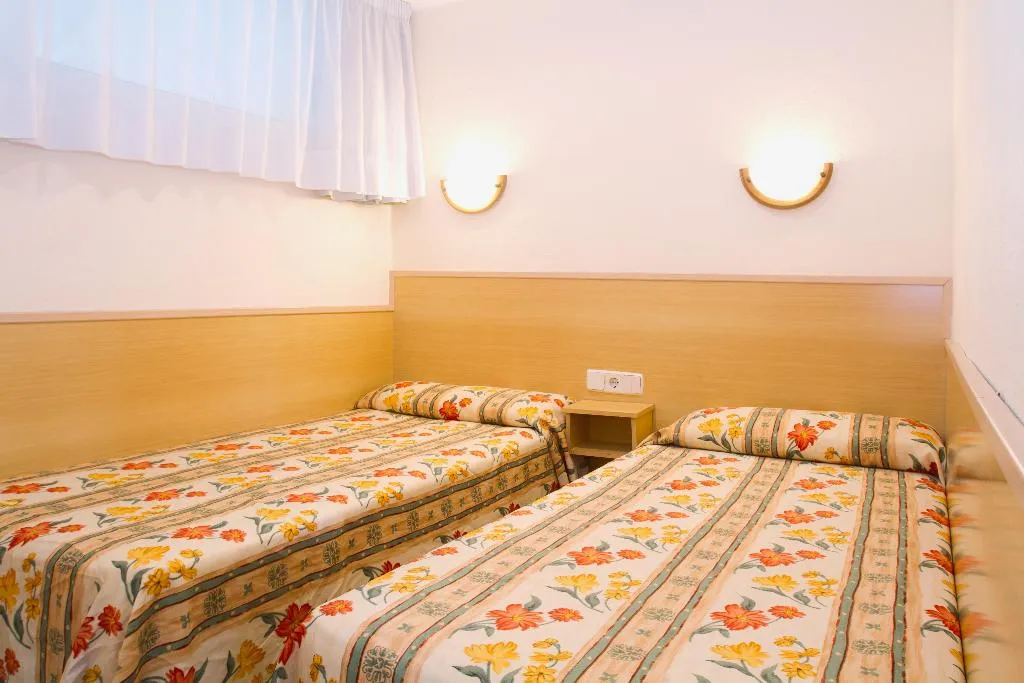 APARTMENT CAPACITY 8 THREE BEDROOMS Room, Los Peces, Costa Dorada