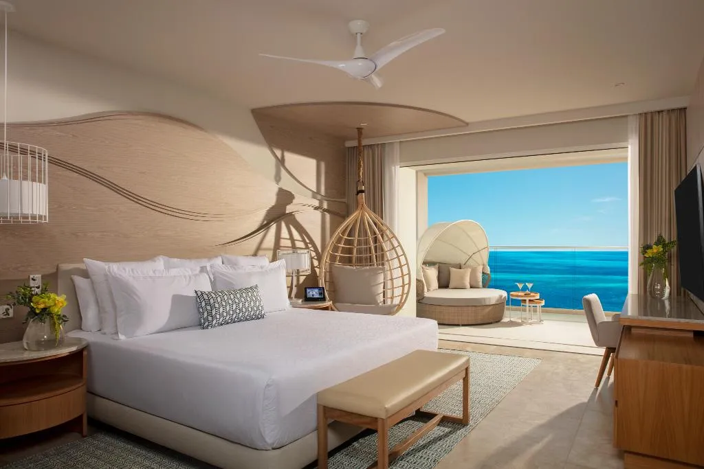 SUITE OCEAN FRONT WITH BALCONY Room, Breathless Cancun Soul Resort & Spa, Cancun Area