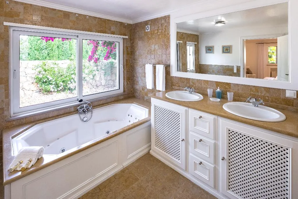 VILLA SIX BEDROOMS TWO BATHROOMS Room, Shantivillas, Algarve