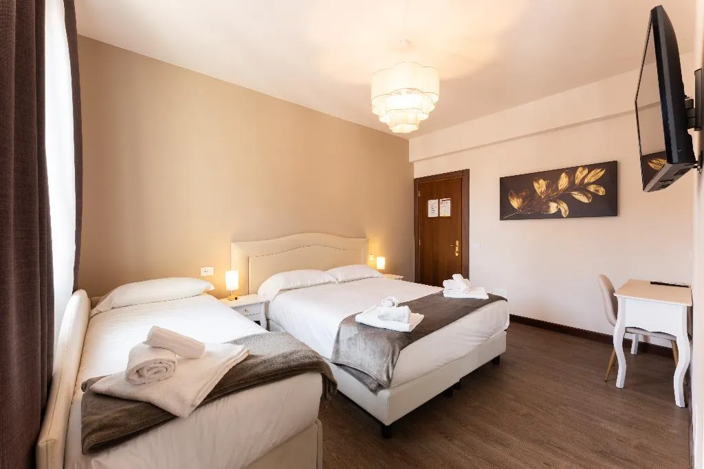 TRIPLE CLASSIC Room, Hotel Gardenia Sirmione, Milan