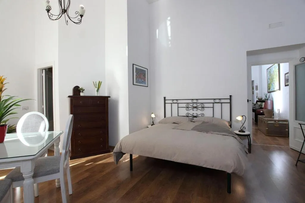 Room, Napolipietrasanta, Naples