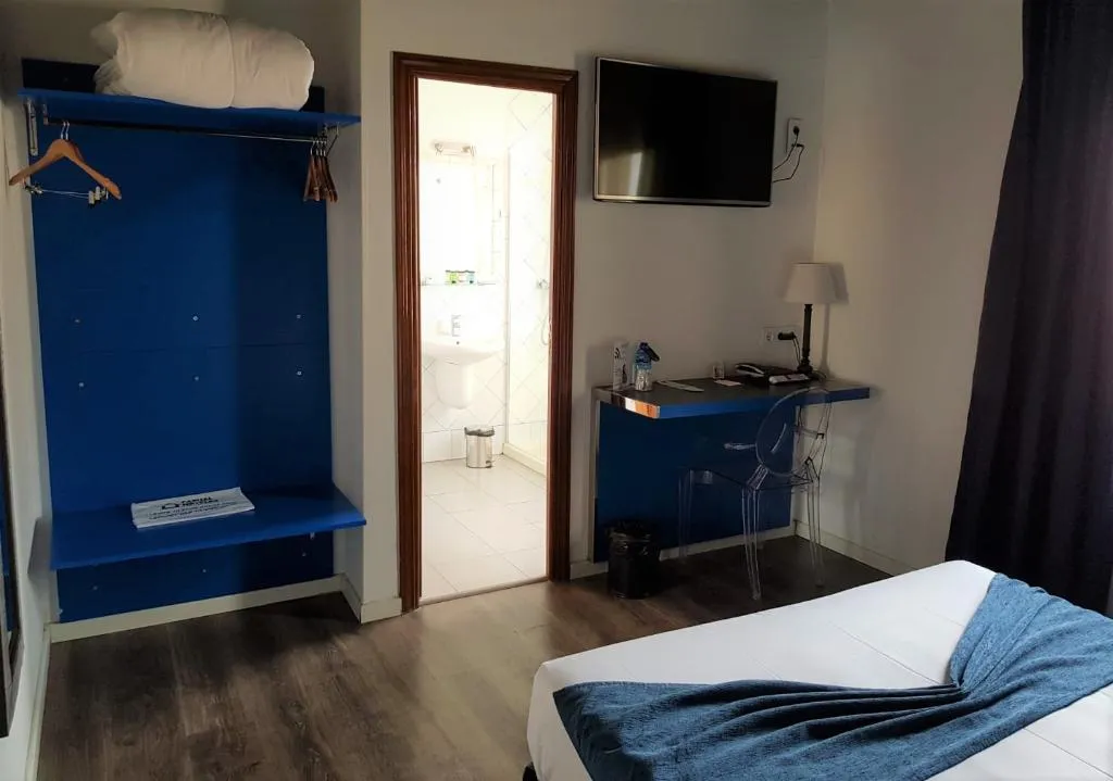 DOUBLE ECONOMY Room, Casual del Teatro Madrid, Madrid