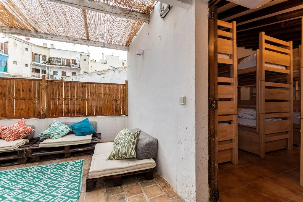 Terrace, Urban Hostel Palma - Albergue Juvenil, Majorca