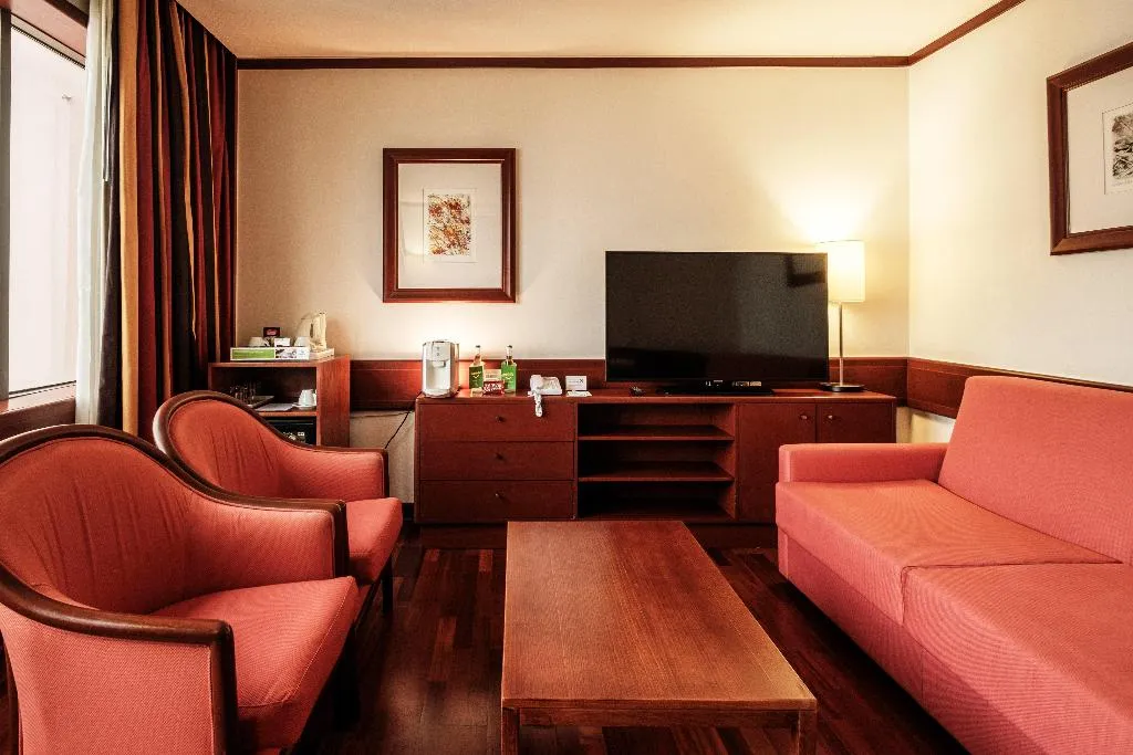 SUITE KING SIZE BED Room, Holiday Inn Lisbon Continental, Lisbon