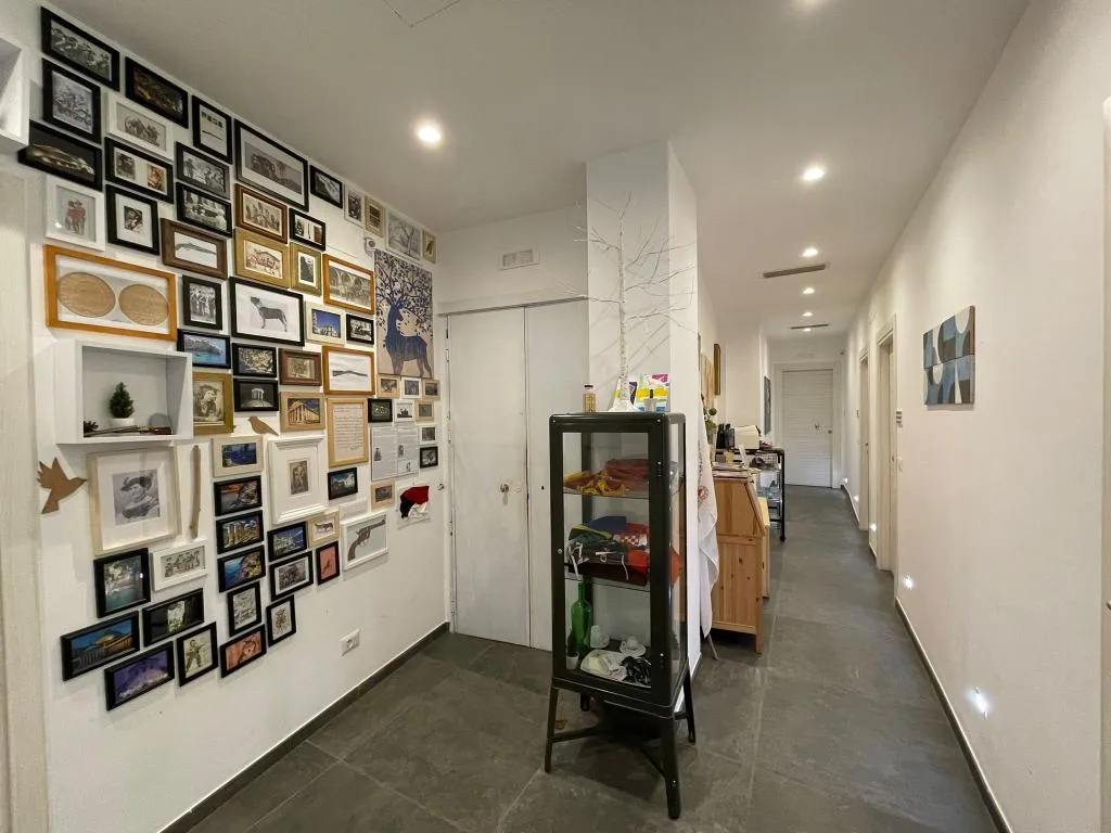 Lobby, Quattro Briganti, Naples