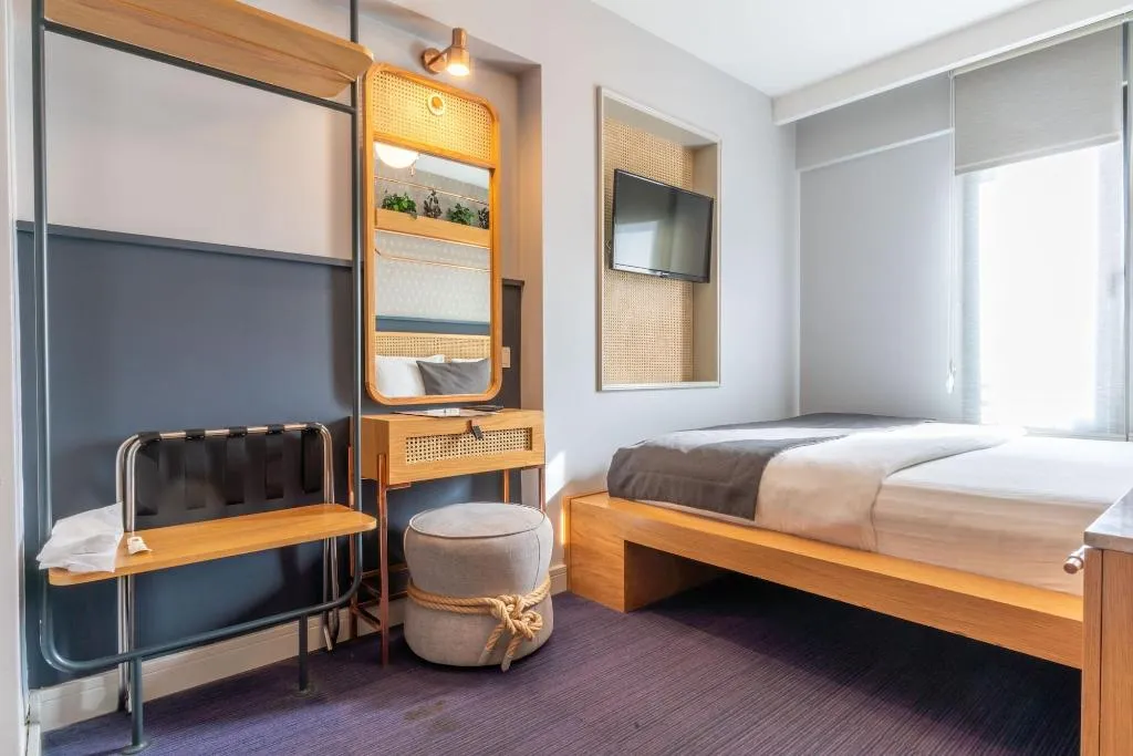 Room, Viva La Vita, Izmir
