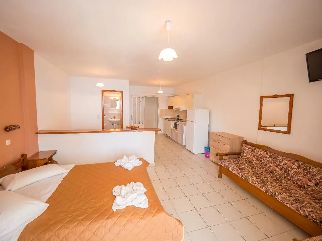 STUDIO CAPACITY 3 Room, Harbour View, Kalamata