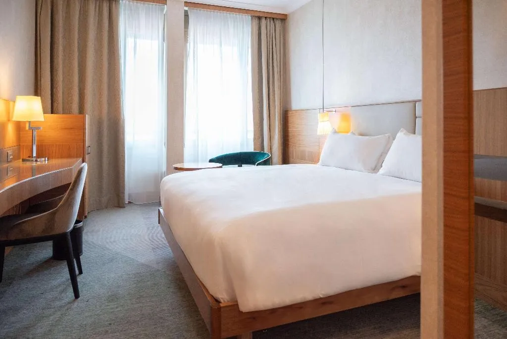 DOUBLE DELUXE KING BED Room, Hilton Milan, Milan