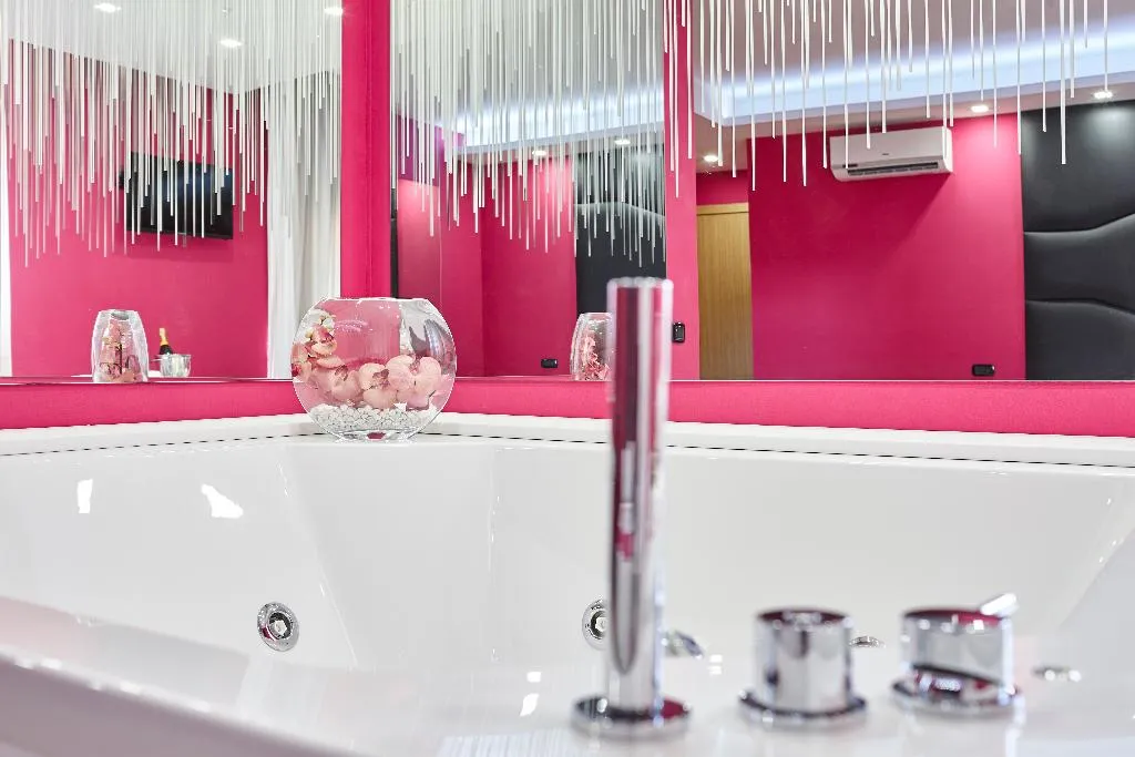 SUITE DELUXE WITH JACUZZI Room, Style Caserta, Naples