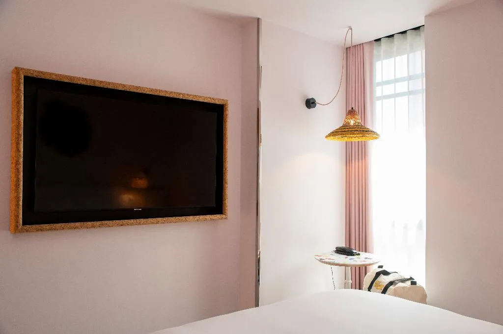 DOUBLE WITH DOUBLE BED Room, Mama Shelter Lisboa, Lisbon