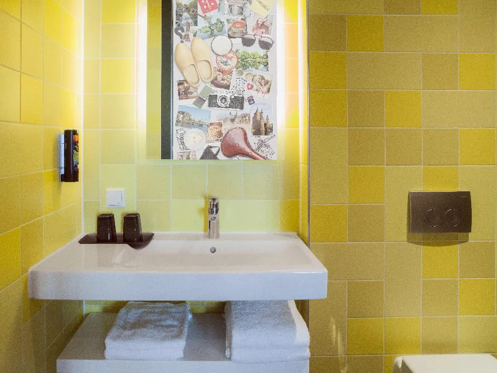 DOUBLE PREMIUM QUEEN BED Room, Holiday Inn - the niu, Dairy Haarlem, Amsterdam