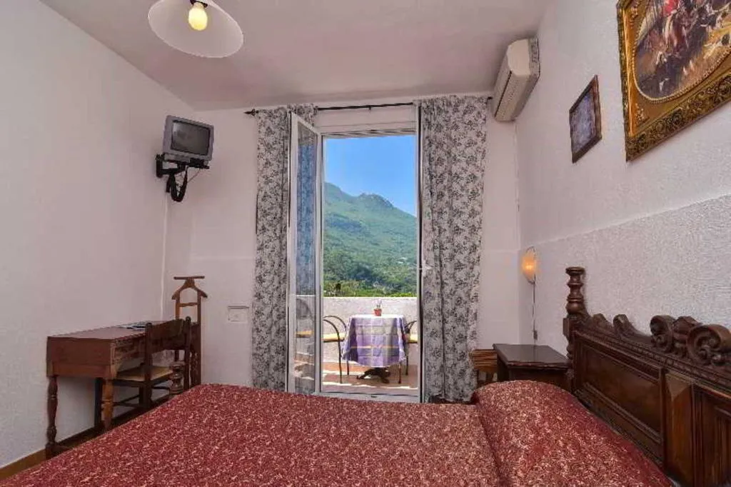 Room, Villa Fiorentina, Naples