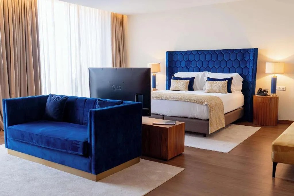 DOUBLE DELUXE KING BED Room, Boeira Garden Hotel Porto Gaia, Curio Collection, Porto