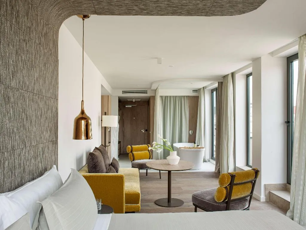 SUITE WITH JACUZZI Room, ME Barcelona, Barcelona
