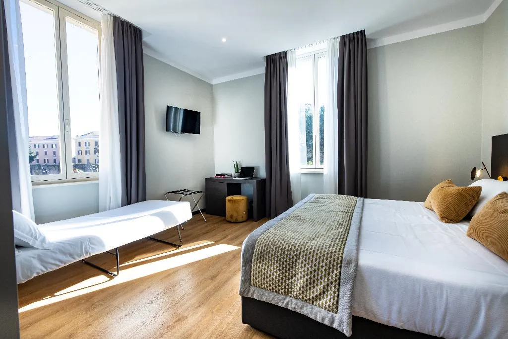 Double or Twin SUPERIOR Room, The Cross, Rome