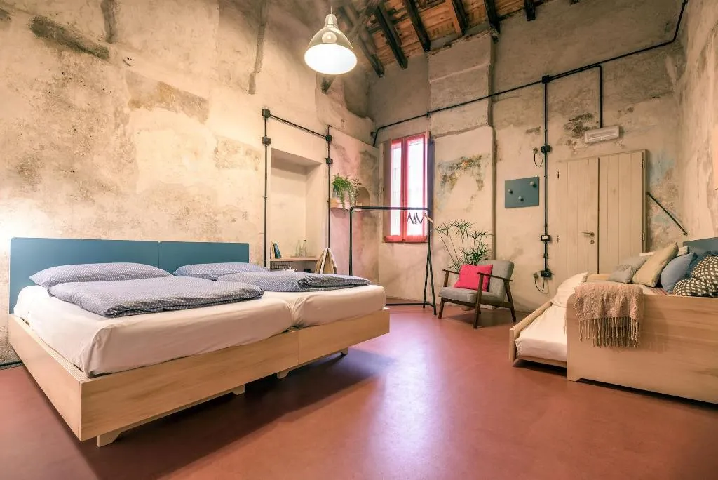 Room, Un Posto A Milano, Milan