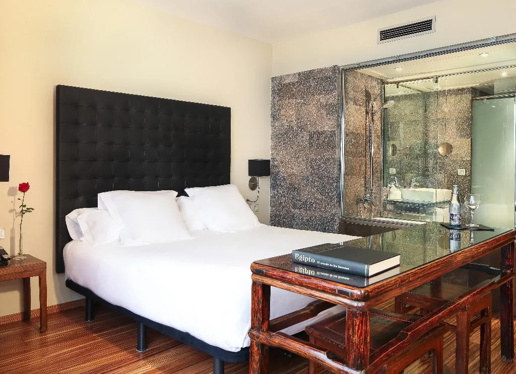 DOUBLE DELUXE Room, Gran Derby Suites, Barcelona