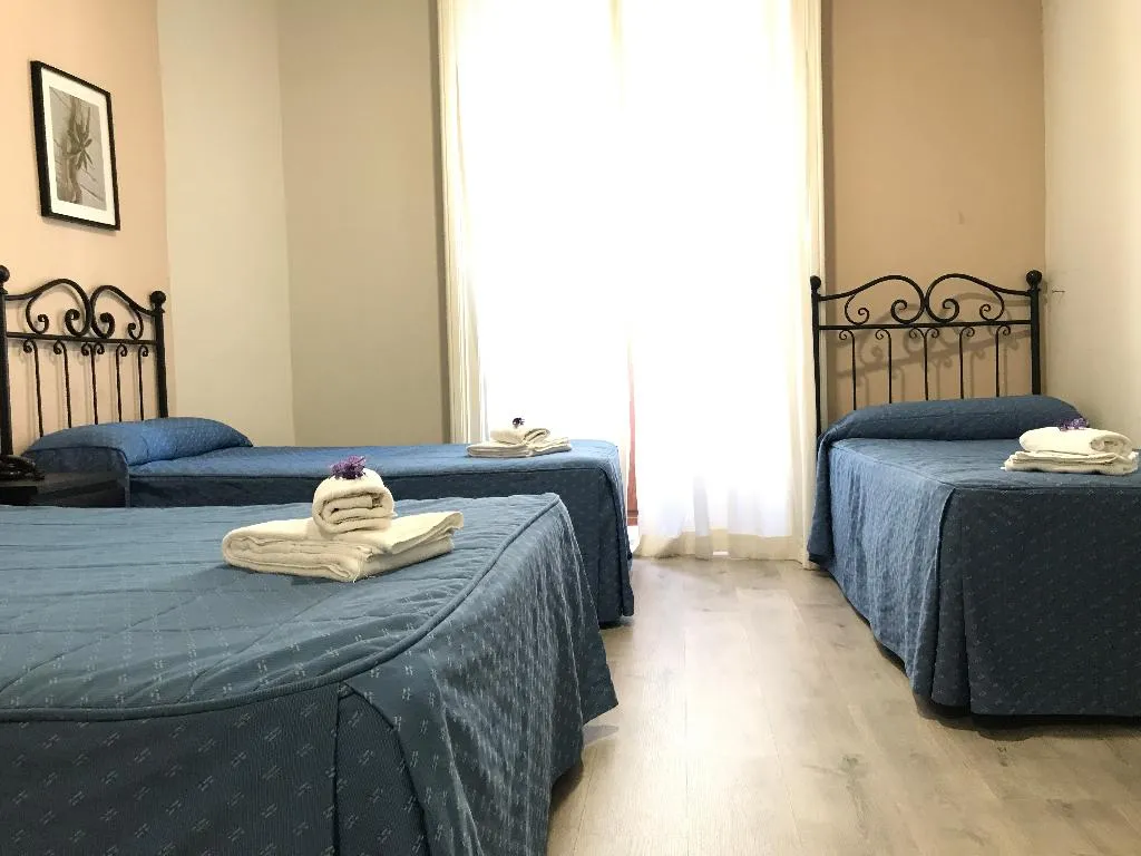 QUADRUPLE STANDARD Room, El Pilar, Madrid