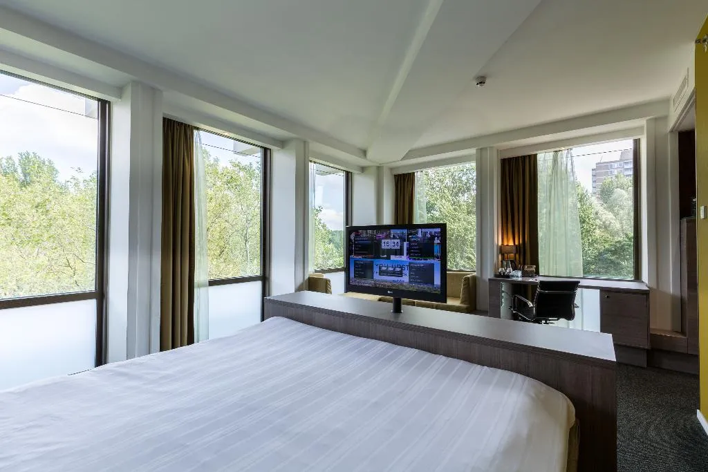 DOUBLE EXECUTIVE KING BED Room, Leonardo Hotel Amsterdam Rembrandtpark, Amsterdam