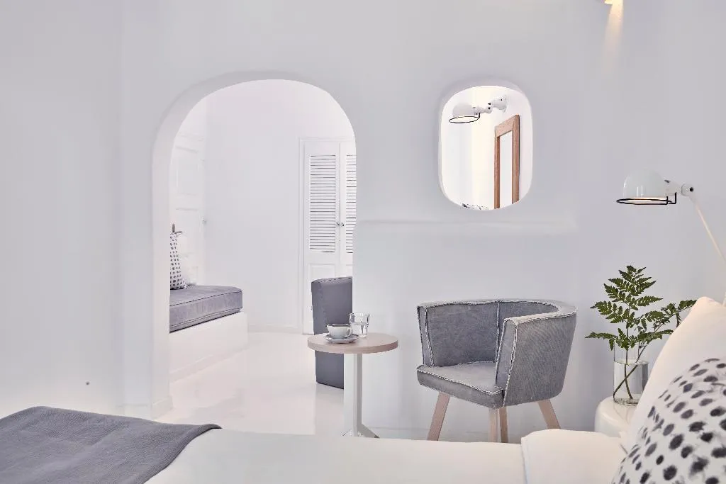 TRIPLE STANDARD Room, Cliffside Suites, Santorini
