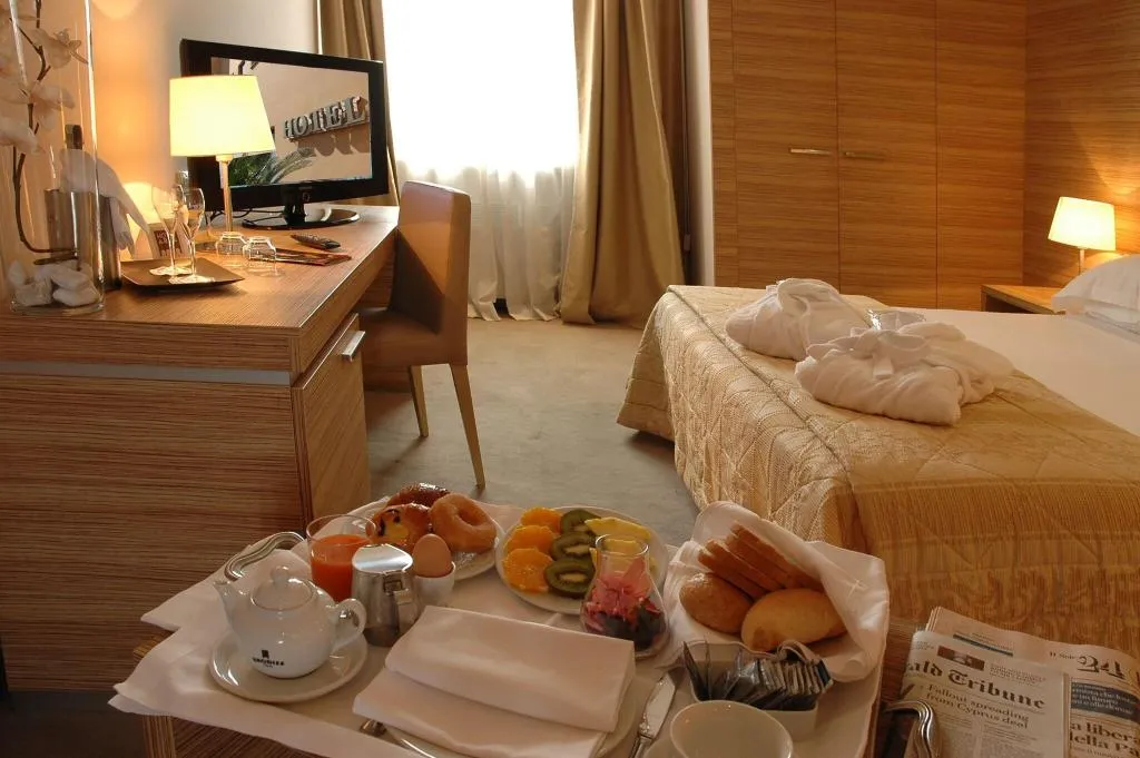 QUADRUPLE THREE BEDS Room, Phi Hotel Garden Area Roma Eur, Rome