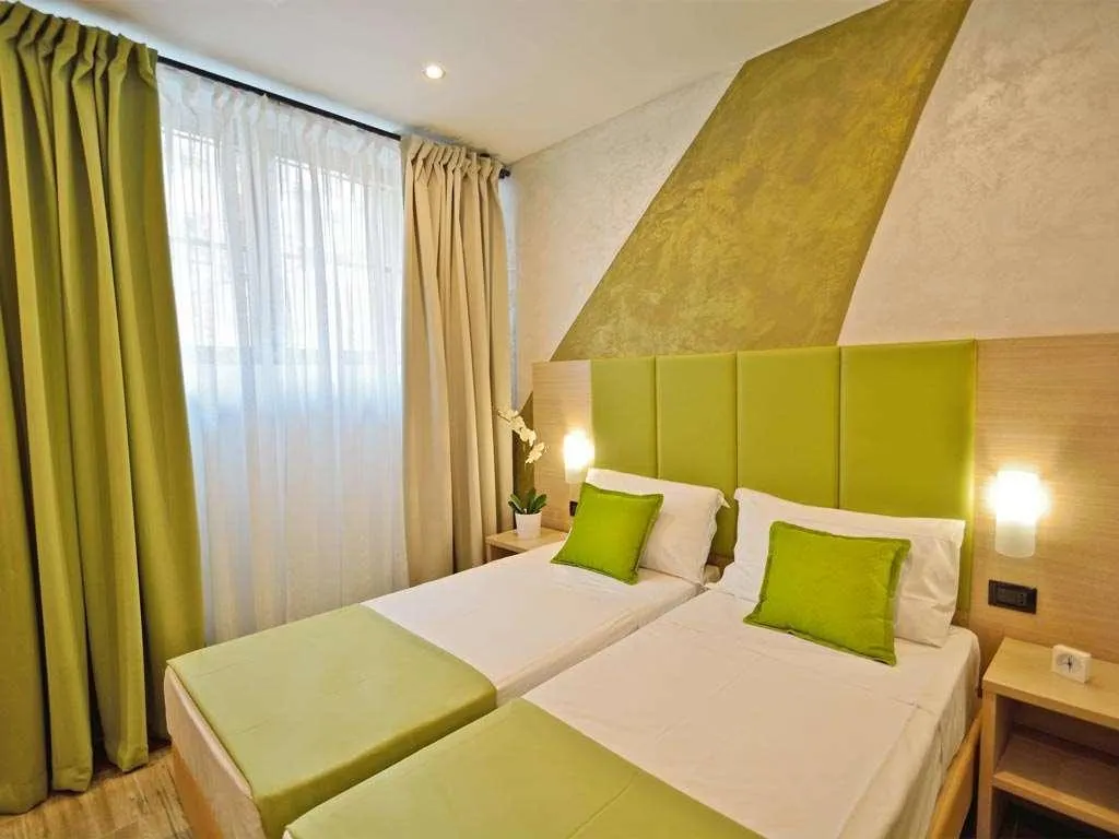 Room, Luxor Florence, Florence