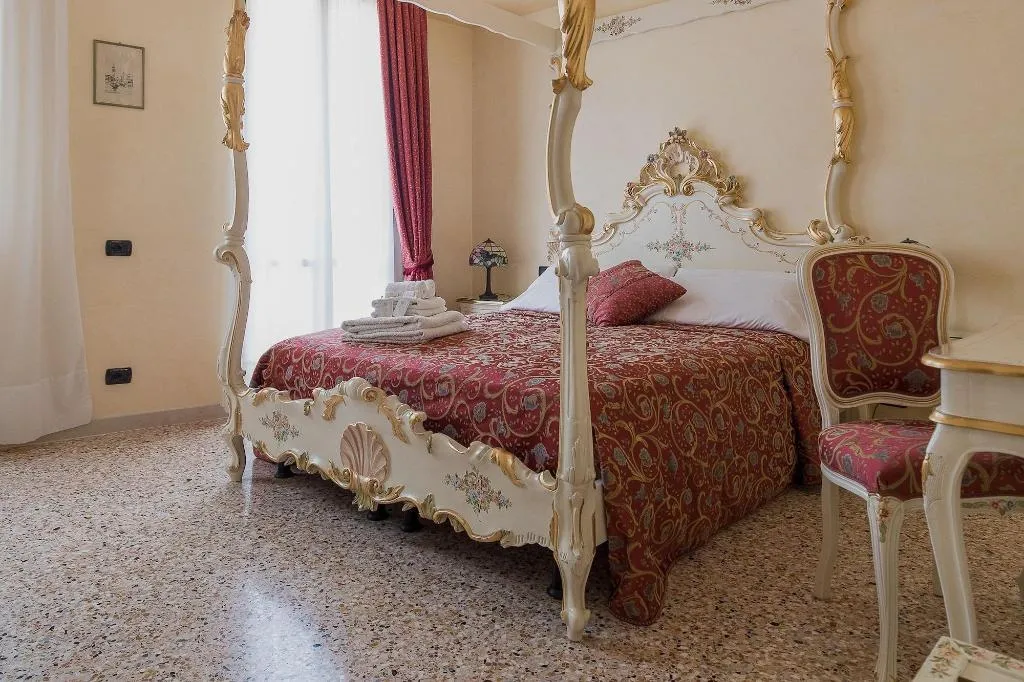 Room, Angeles Inn, Venice
