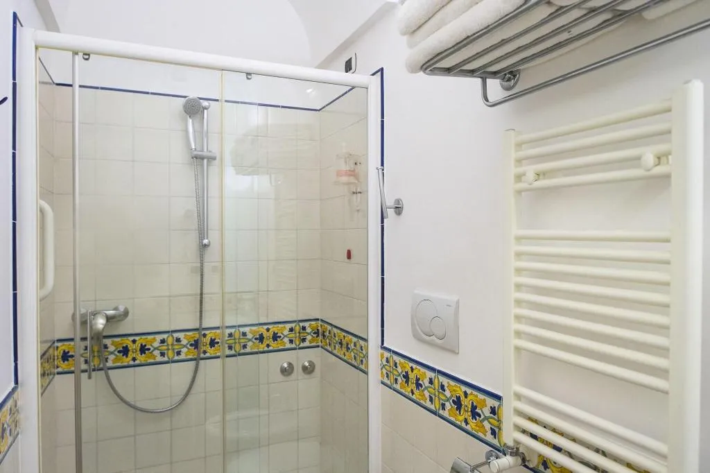 Room, Bellevue, Naples