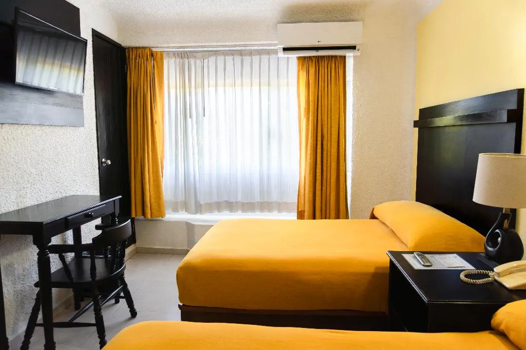 QUADRUPLE STANDARD Room, Antillano, Cancun Area