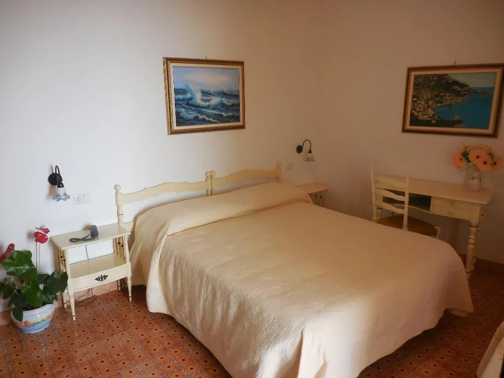 Room, Open Gate, Naples