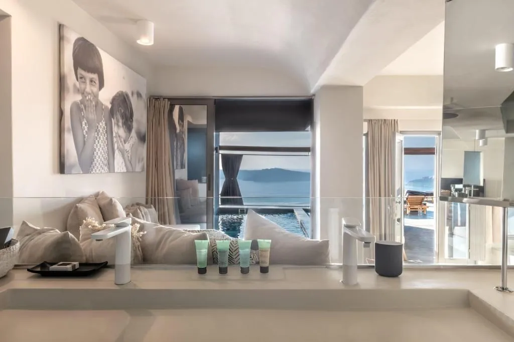 Room, West East Suites, Santorini