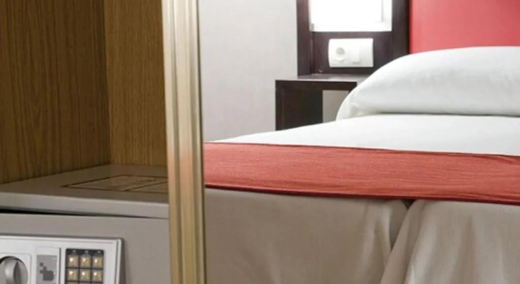 TRIPLE STANDARD Room, Hostal Carlos III, Madrid