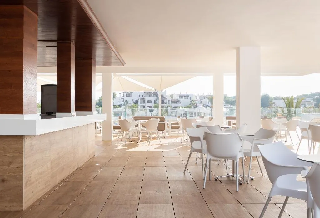 Terrace, Hotel Palia Puerto Del Sol, Majorca