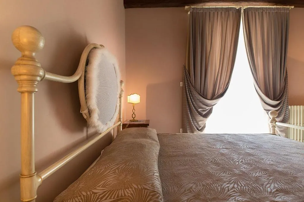 Room, Serenella, Milan