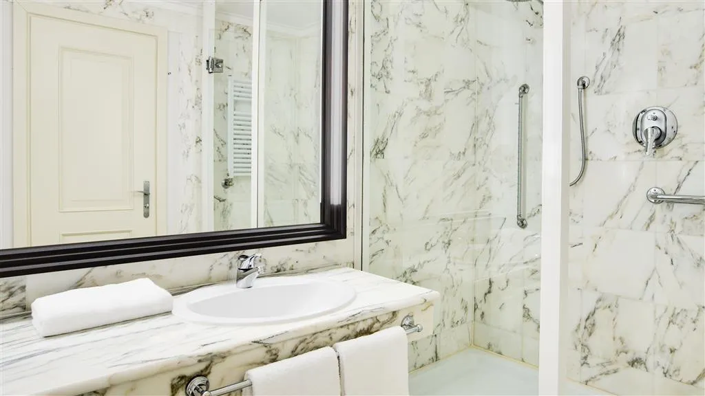 Room, Sheraton Lake Como, Milan