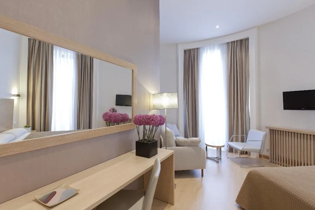DOUBLE WITH VIEWS Room, Regente, Madrid
