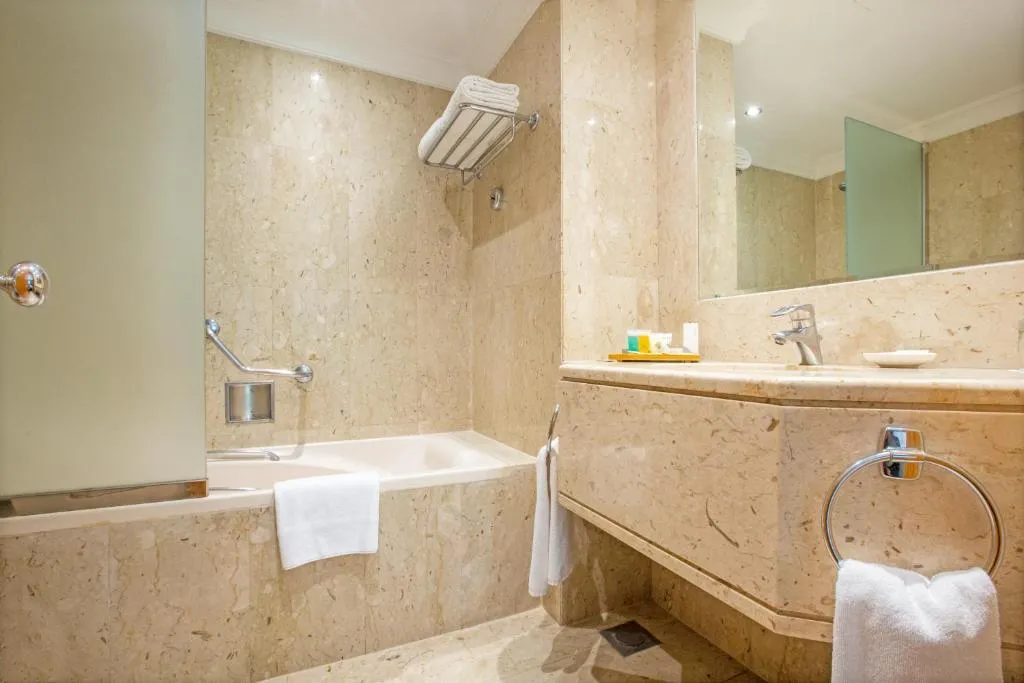 Double or Twin STANDARD Room, Dubai Marine Beach Resort & Spa, Dubai