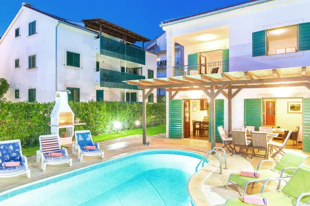VILLA FOUR BEDROOMS WITH PRIVATE POOL Room, Villa Cvita, Split