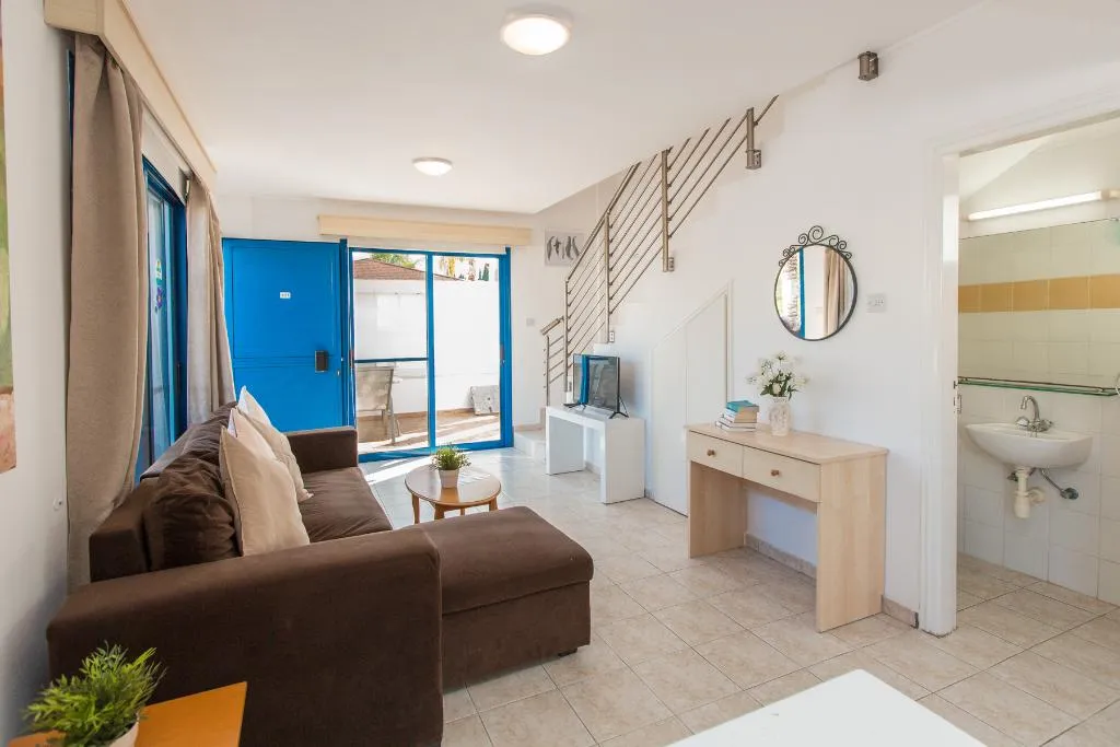 VILLA TWO BEDROOMS Room, Flouressia Gardens, Cyprus
