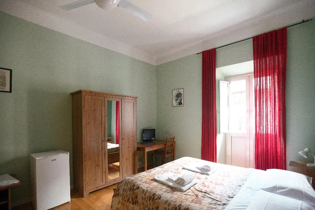 QUADRUPLE WITH SHARED BATHROOM Room, Gialel B&b, Rome