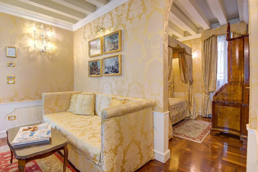 JUNIOR SUITE CAPACITY 4 Room, Canal Grande, Venice