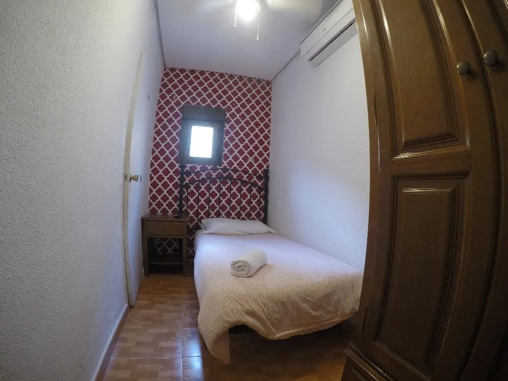 SINGLE WITH SHARED BATHROOM Room, Hostal MYD Los Perales, Madrid