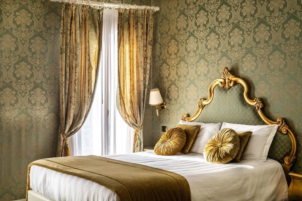 Room, A Tribute To Music, Venice