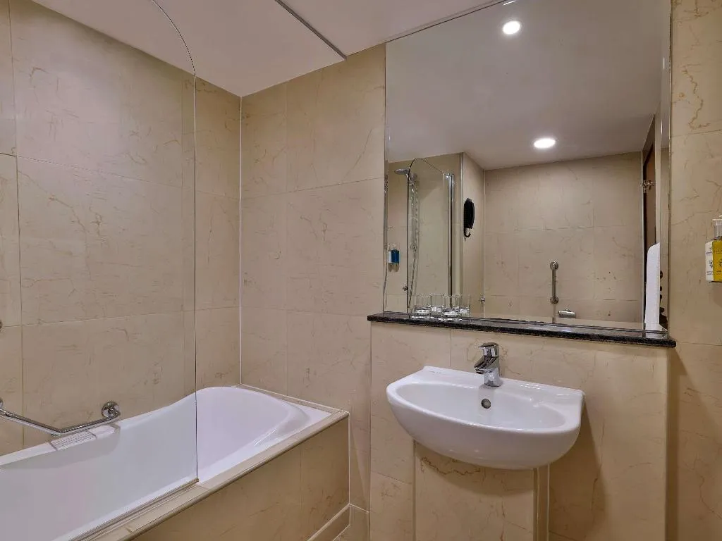 DOUBLE CLASSIC KING BED Room, Queen Elizabeth 2, Dubai