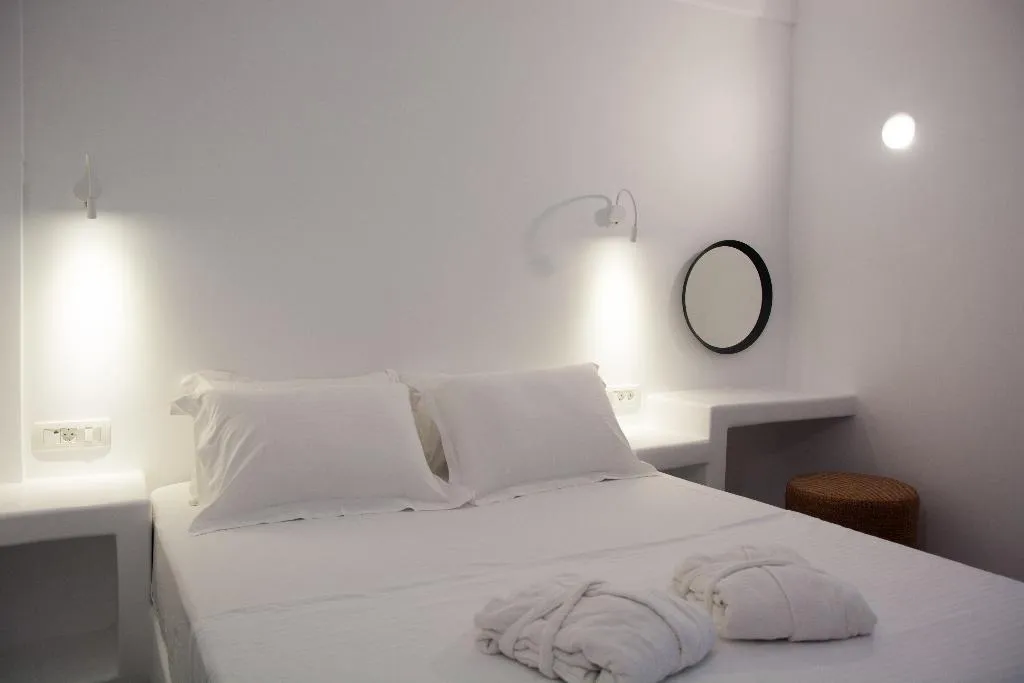 SUITE WITH PRIVATE POOL Room, Amphitrite Suites Santorini, Santorini