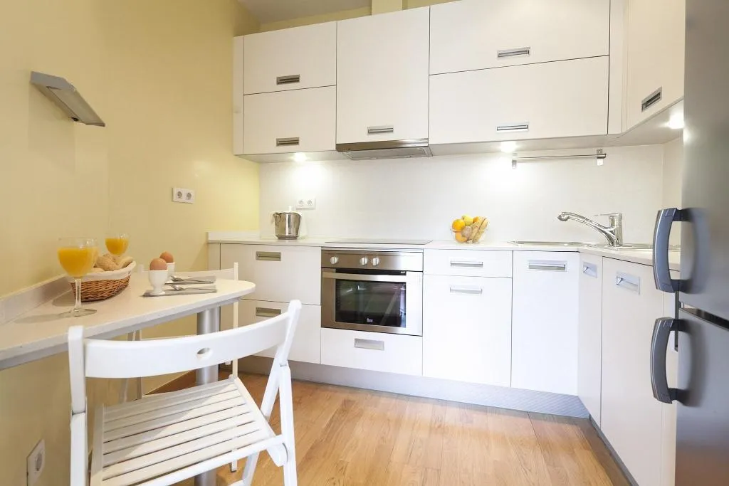APARTMENT THREE BEDROOMS Room, Laumon, Barcelona